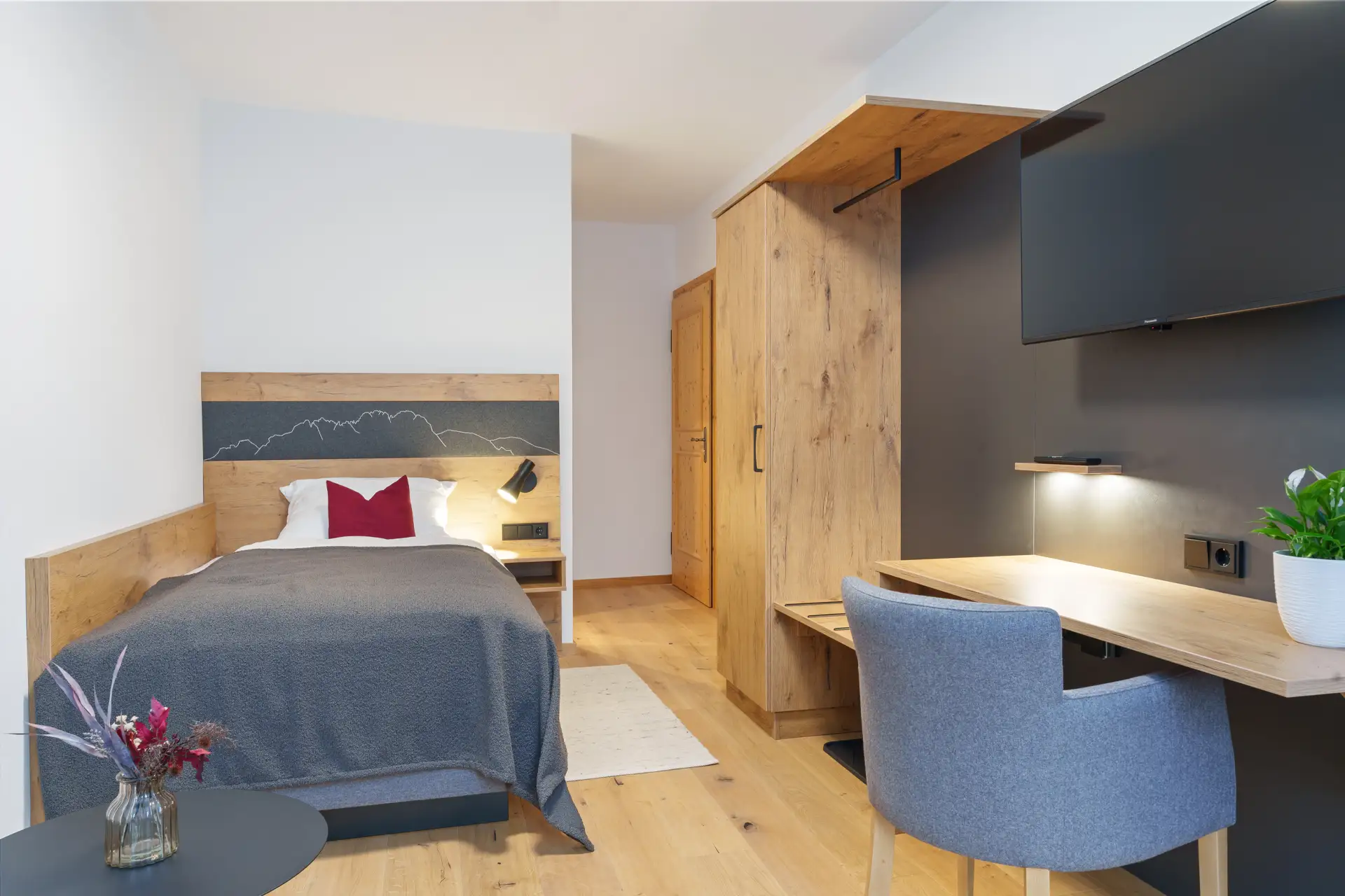 Einzelzimmer Dusche/WC, TV, Schlafcouch und Balkon mit Bergblick (18 qm)