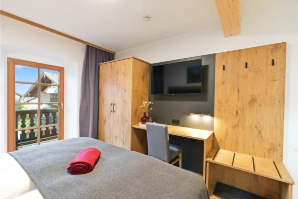 Doppelzimmer Dusche/WC, TV und Balkon mit Bergblick (15 qm)