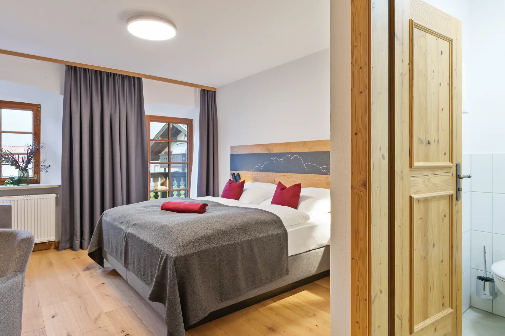 Doppelzimmer Dusche/WC, TV, Schlafcouch und Balkon mit Bergblick (22 qm)