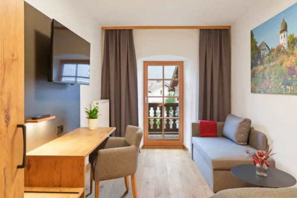 Doppelzimmer Dusche/WC, TV, Schlafcouch und Balkon mit Bergblick (22 qm)