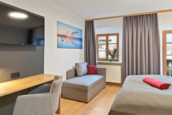 Doppelzimmer Dusche/WC, TV, Schlafcouch und Balkon mit Bergblick (22 qm)