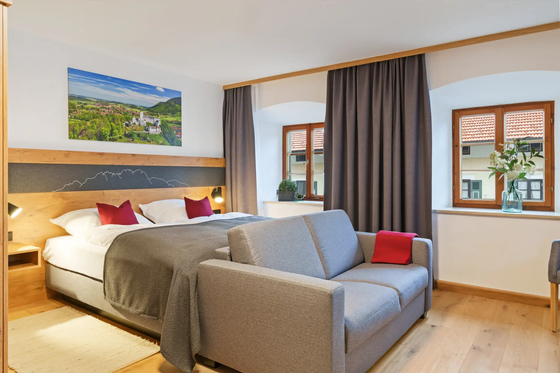 Familienzimmer Nr. 5 Dusche/WC, TV, Schlafcouch und Balkon mit Bergblick (25 qm)