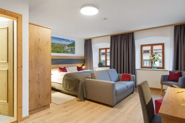 Familienzimmer Nr. 5 Dusche/WC, TV, Schlafcouch und Balkon mit Bergblick (25 qm)