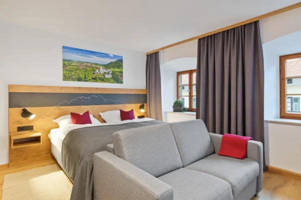 Familienzimmer Nr. 5 Dusche/WC, TV, Schlafcouch und Balkon mit Bergblick (25 qm)