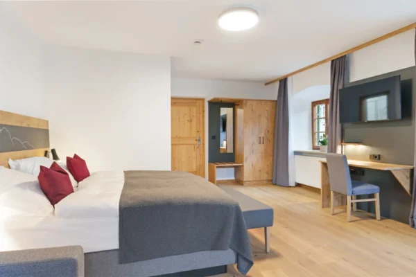 Familienzimmer Dusche/WC, TV, Schlafcouch und Balkon mit Bergblick (30 qm)