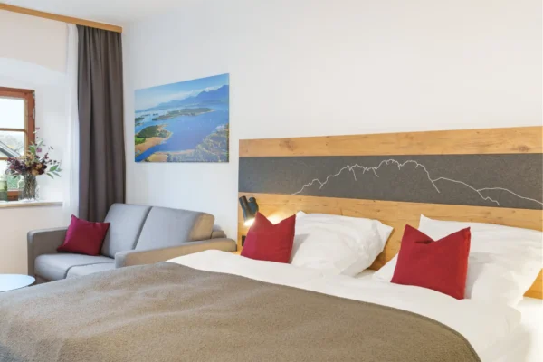 Familienzimmer Dusche/WC, TV, Schlafcouch und Balkon mit Bergblick (30 qm)