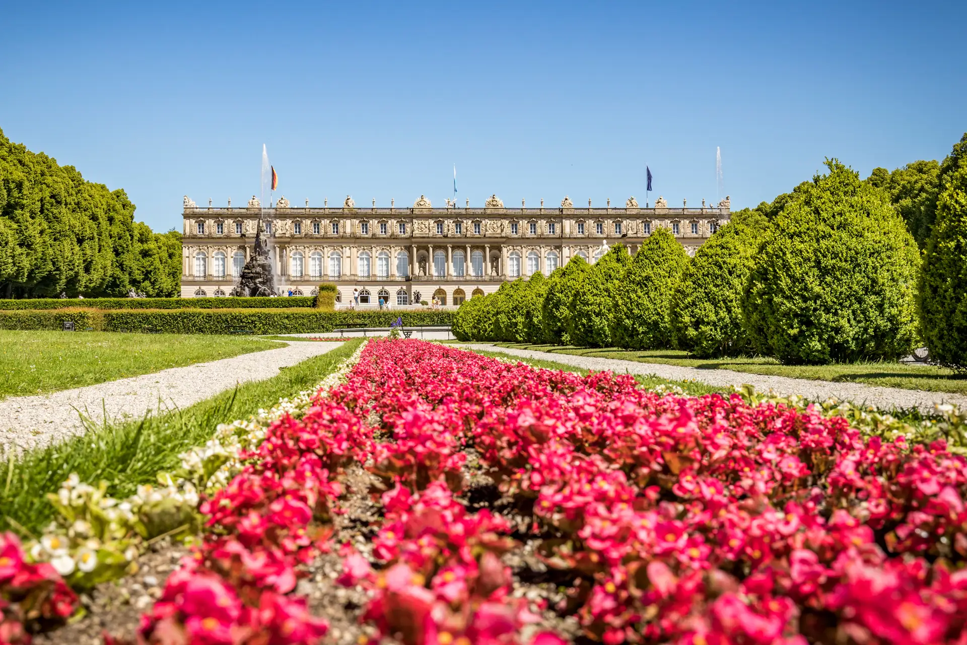 schloss-herrenchiemsee-sommerbepflanzung-(c)chiemsee-alpenland-tourismus-bayerische-schloesserverwaltung.webp